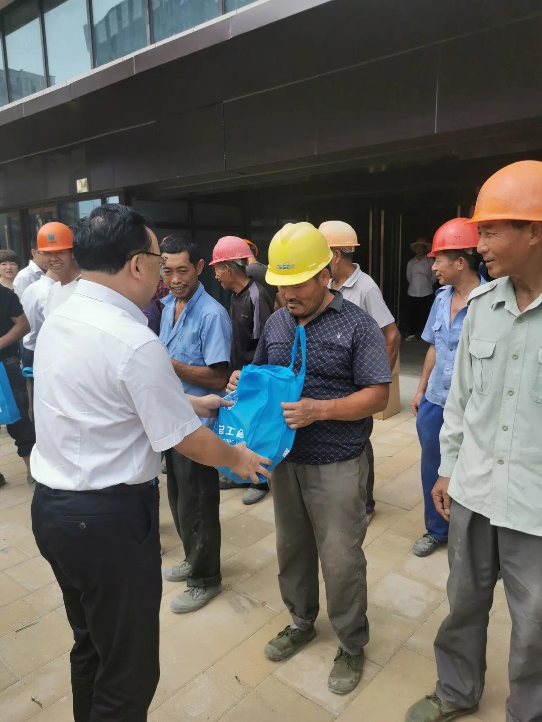 吳興區(qū)區(qū)人大主任姚廣民等一行赴市陌4、5、6地塊安置房項(xiàng)目開(kāi)展高溫慰問(wèn)